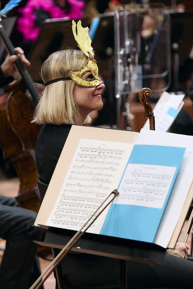 Linda Bärlund, first violin with the Orchestre de la Suisse Romande at the family concert “Le Carnaval d'Aldo” dressed in a carnival mask on the stage of Geneva's Victoria Hall.