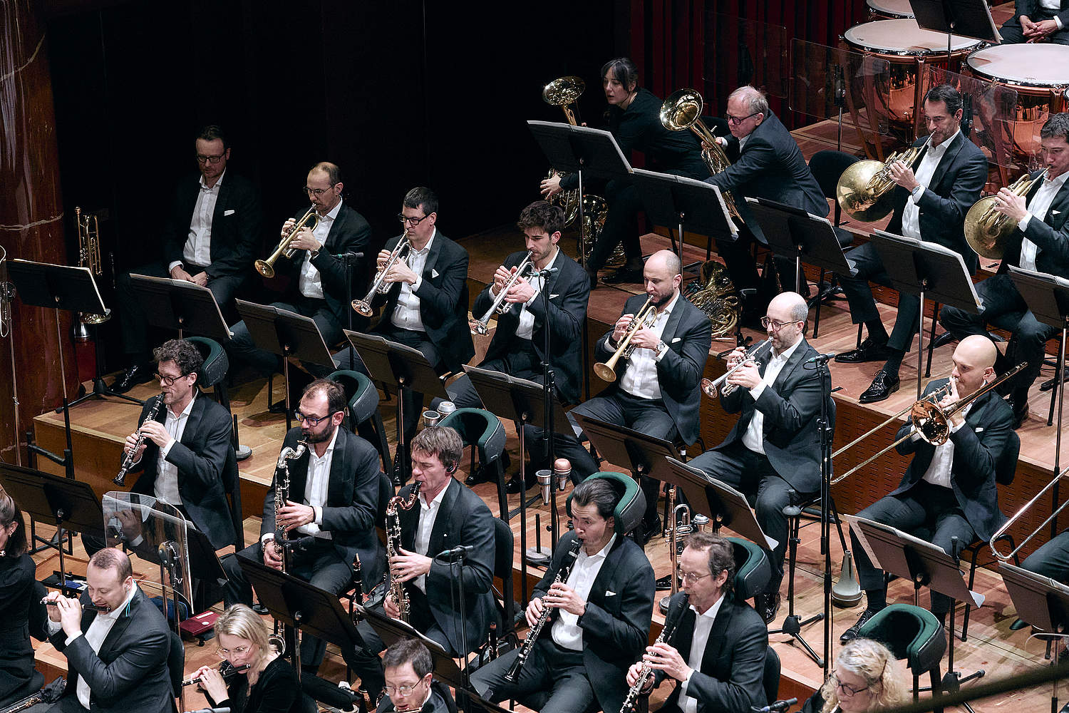 Pupitres des clarinettes, trompettes, trombones et cors de l'Orchestre de la Suisse Romande jouant le Sacre du Printemps lors d'un concert au Victoria Hall en février 2025