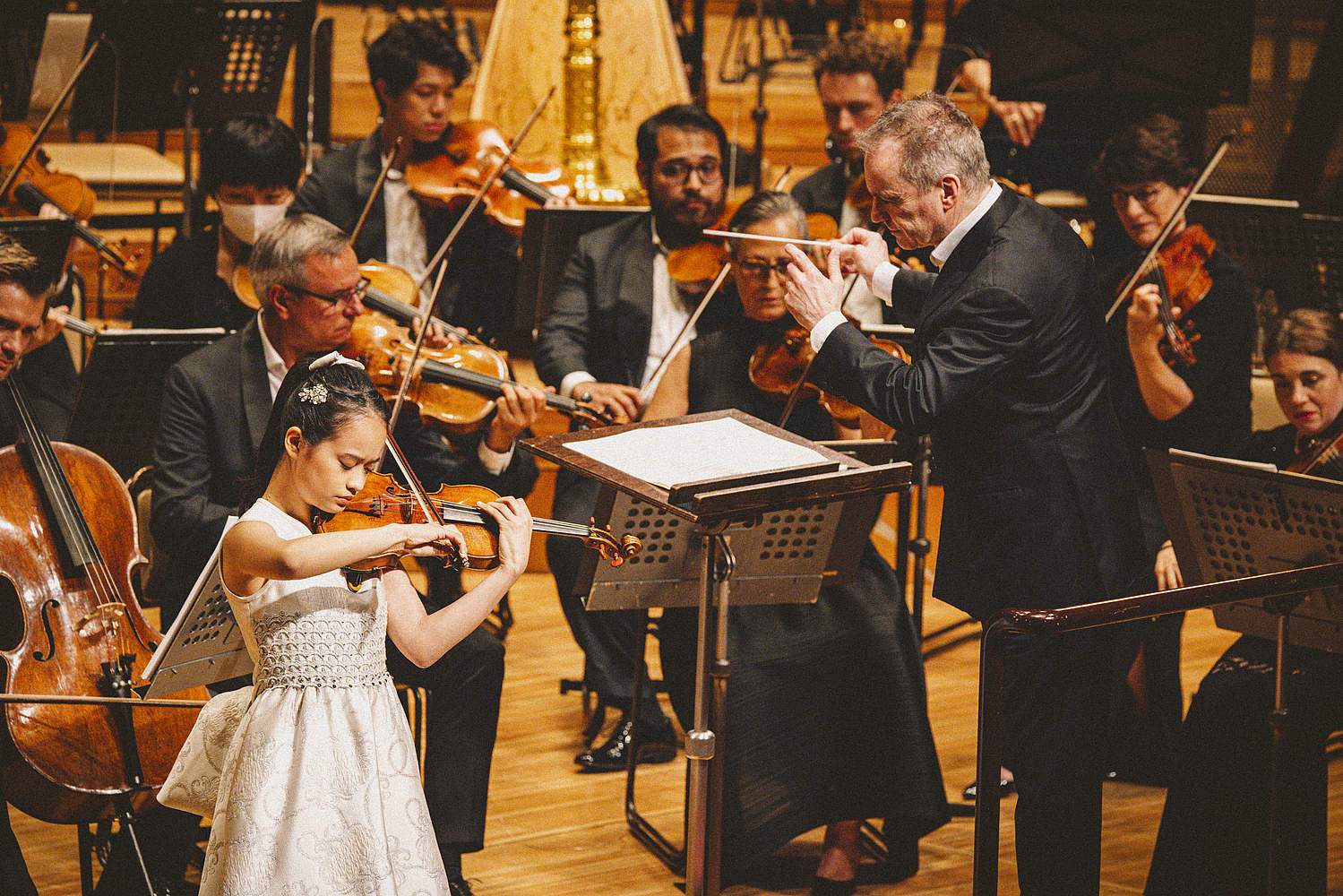 The Orchestre de la Suisse Romande on tour at the Suntory Hall in Tokyo with violinist HIMARI and conductor Jonathan Nott