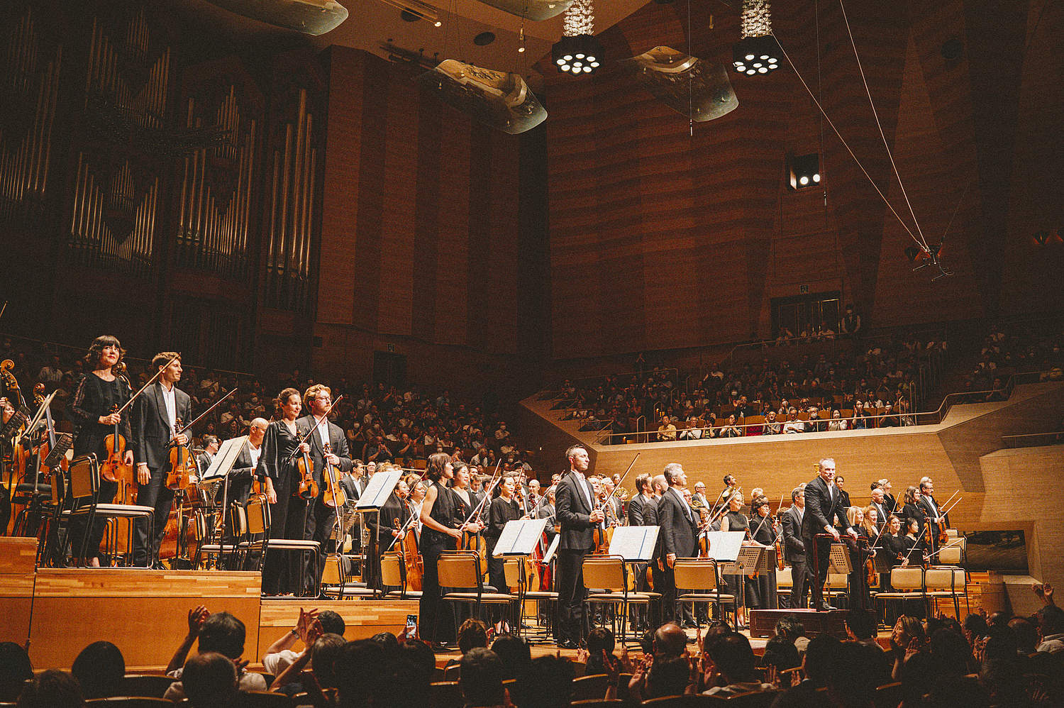 The Orchestre de la Suisse Romande on tour at the Suntory Hall in Tokyo with violinist HIMARI and conductor Jonathan Nott