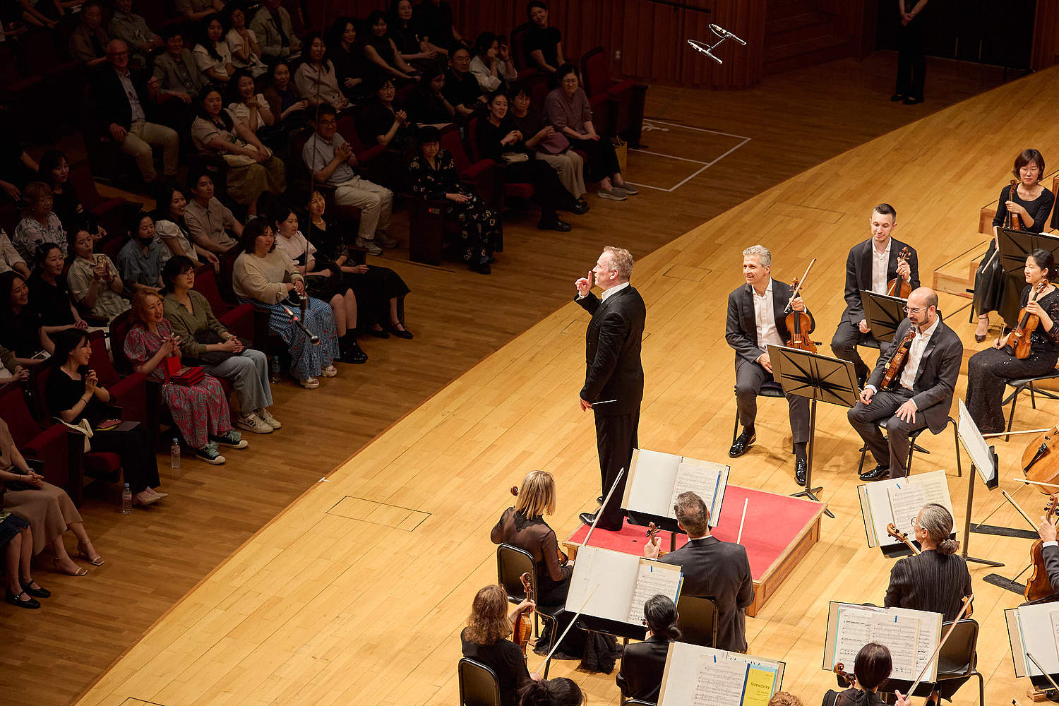 The Orchestre de la Suisse Romande on tour at the LOTTE Concert Hall in Seoul with violinist Inmo Yang and conductor Jonathan Nott