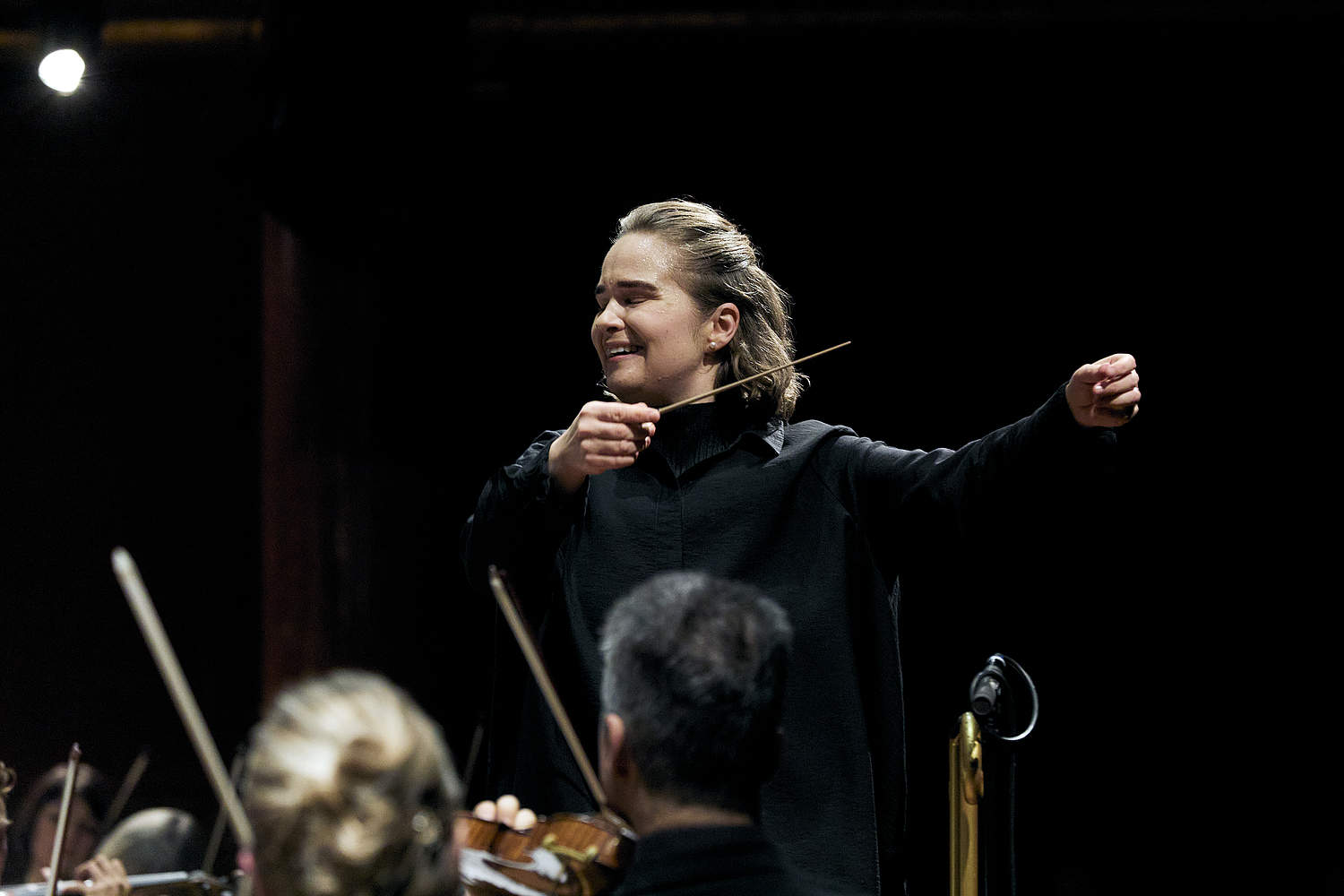 Photo zoomée sur la cheffe Eva Ollikainen en pleine direction de la Symphonie N° 6 de Mahler, lors du concert du 10 décembre avec l'Orchestre de la Suisse Romande et la cheffe Eva Ollikainen